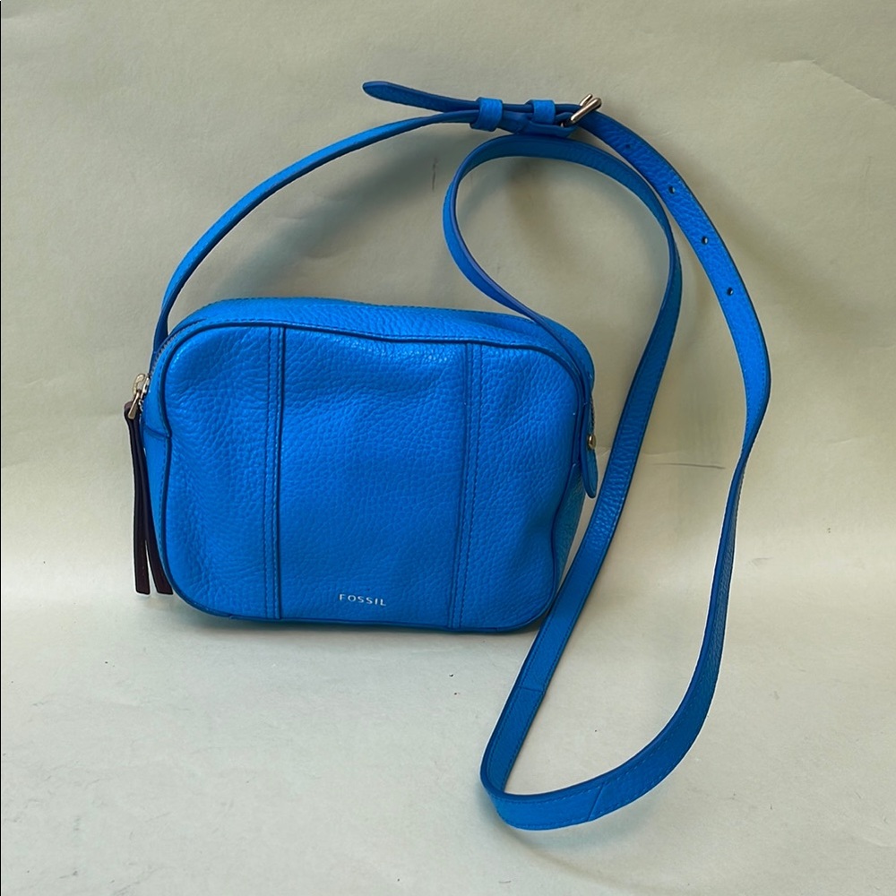 Fossil Turquoise Blue Crossbody Bag with Adjustable Strap and Minimalist Design - Picture 3 of 11